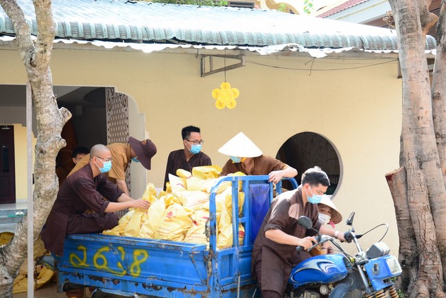 Continuing to support people in need in the Covid-19 pandemic of Hoang Phap Pagoda (series 2)